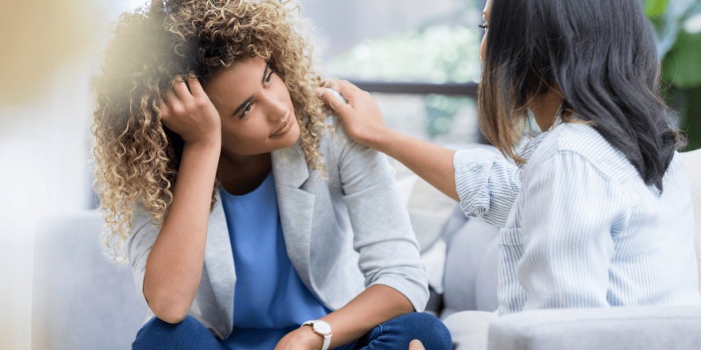 Colaboradora sendo atendida por psicóloga para promover mais Saúde mental no trabalho
