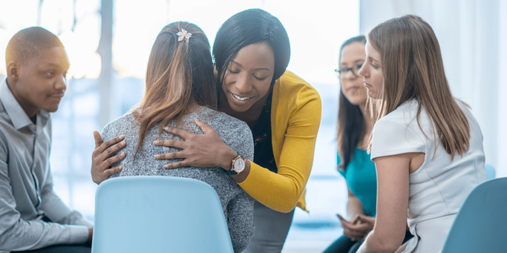 Colaboradores fazendo terapia em grupo para mais Saúde mental no trabalho - Qualitá Mais