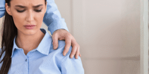 Colaboradora sofrendo assédio no trabalho - Lei de Prevenção ao Assédio - Qualitá Mais