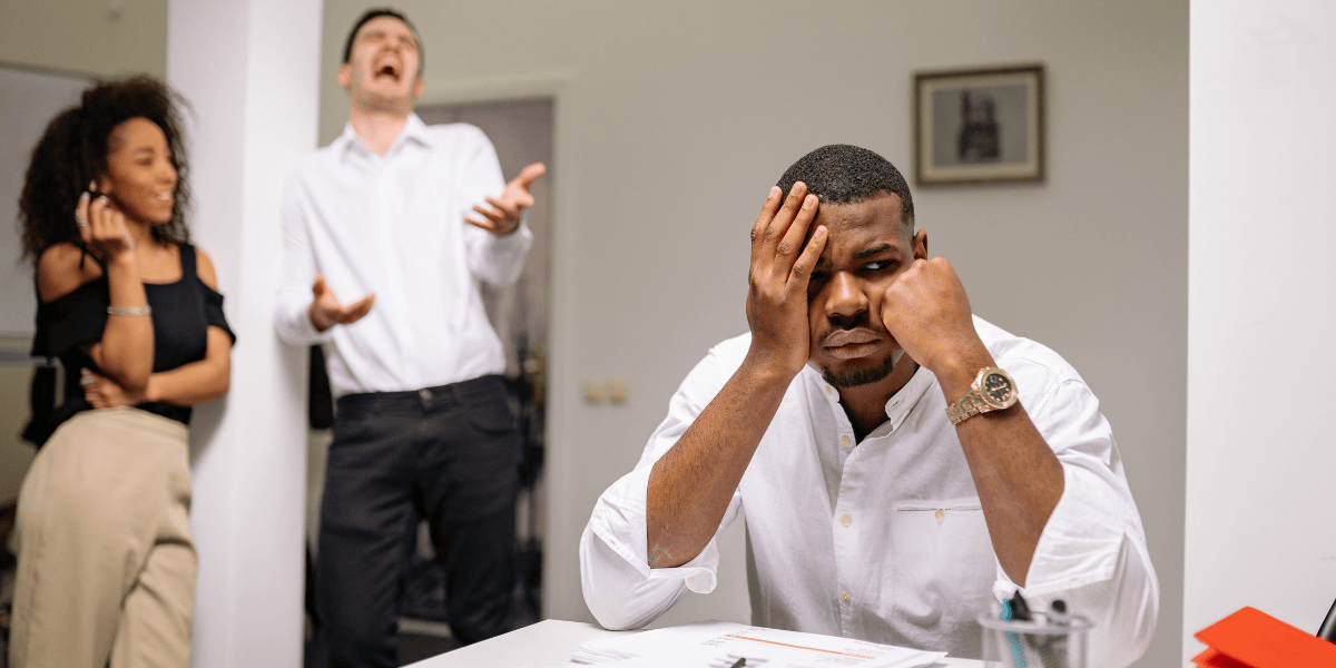 Colaborador sofrendo assédio no trabalho - Lei de Prevenção ao Assédio - Qualitá Mais