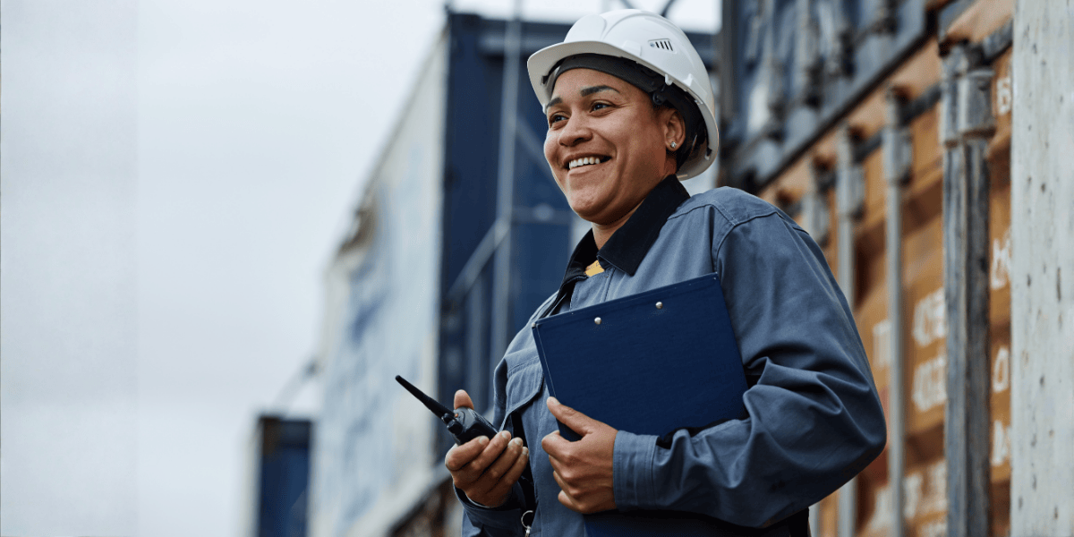 Mulher com prancheta registrando laudos SST - Qualitá Mais