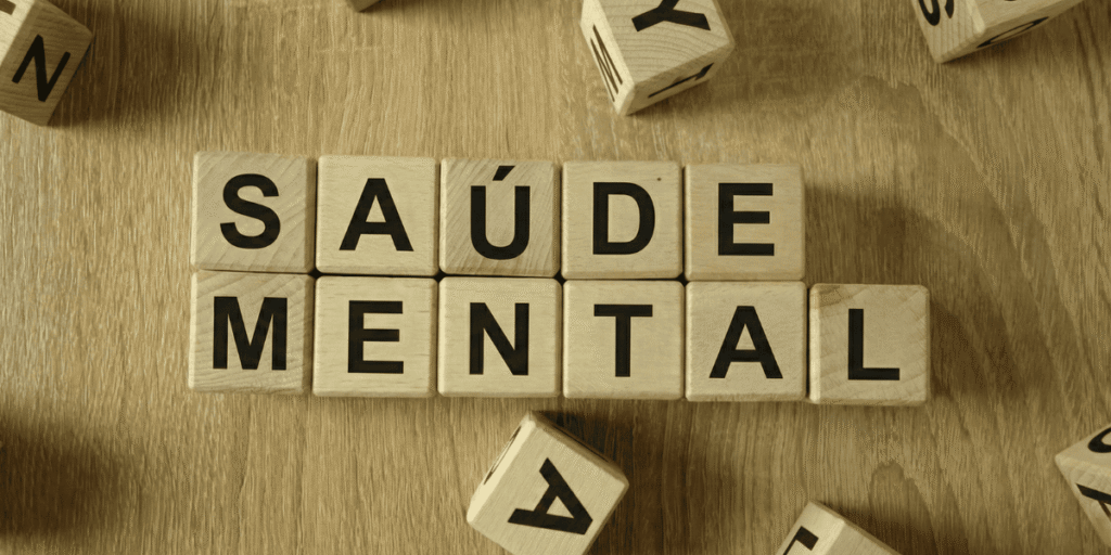 Blocos de madeira formando a palavra saúde mental - NR1 saúde mental - Qualitá Mais