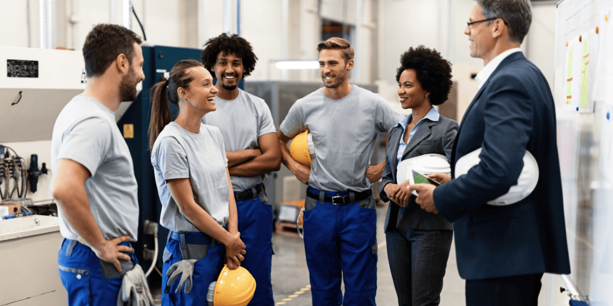 Grupo de colaboradores dialogando na empresa - Qualitá Mais