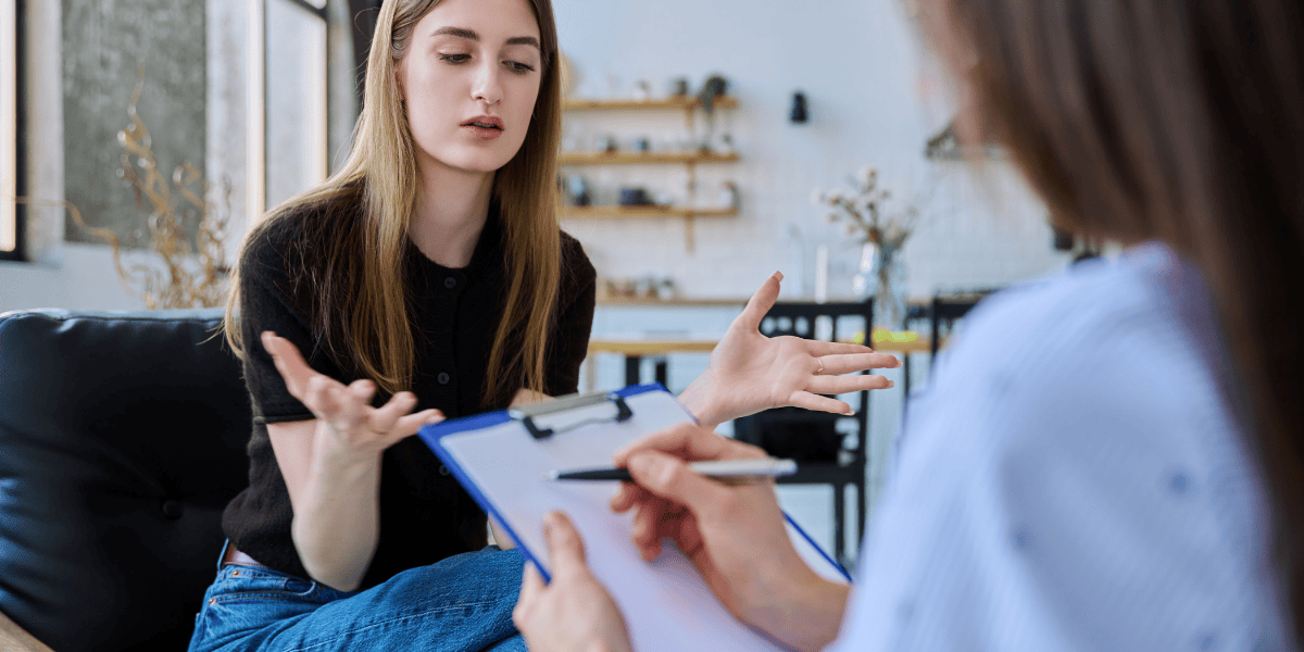 Colaboradora passando por avaliação psicossocial no ambiente de trabalho - Qualitá Mais