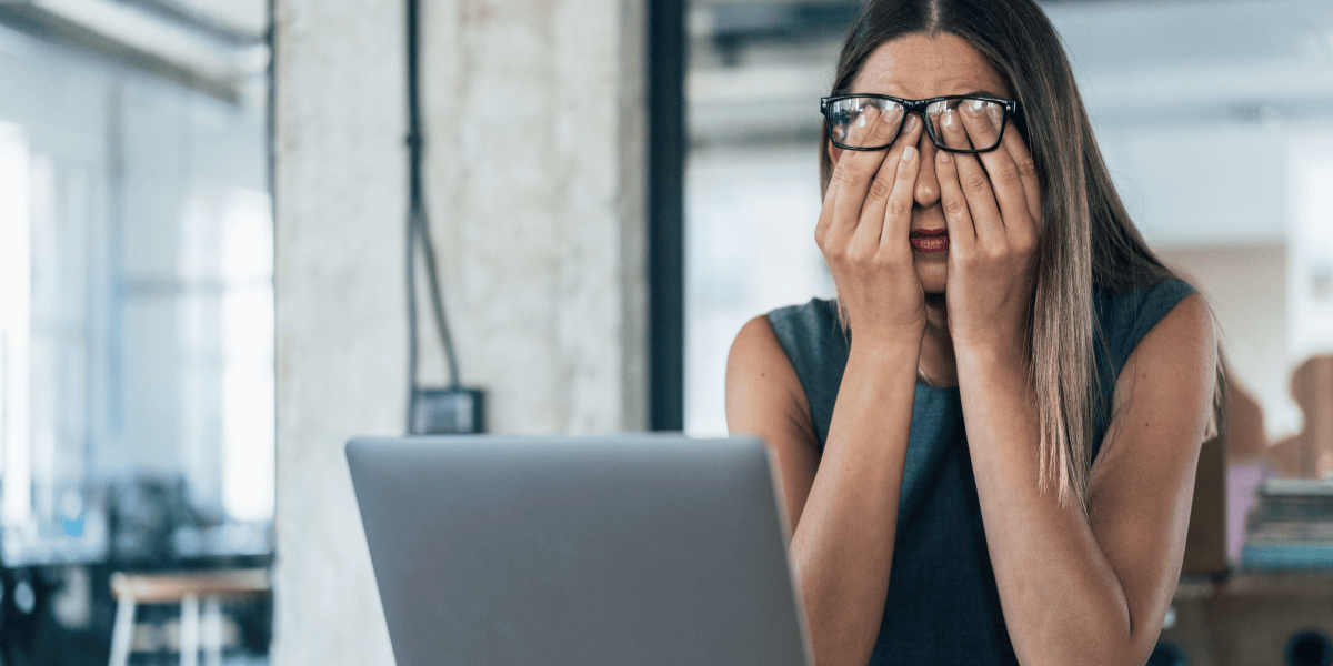#14 – Riscos psicossociais no trabalho Colaboradora sofrendo por riscos psicossociais no trabalho - Qualitá Mais