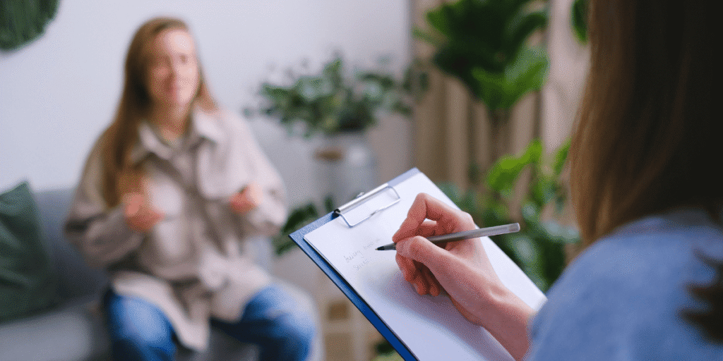 Profissional fazendo avaliação de riscos psicossociais com colaborador - Qualitá Mais