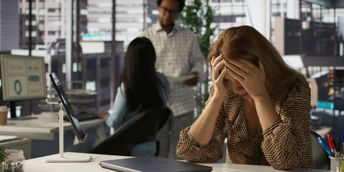 Mulher sofrendo assédio no trabalho - Qualitá Mais