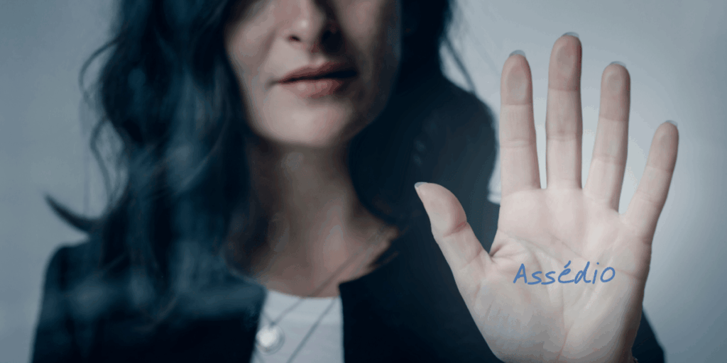 #16 - Assédio no trabalho quando o silêncio gera prejuízos para as organizações Mulher com a palma da mão mostrando a palavra assédio no trabalho - Qualitá Mais