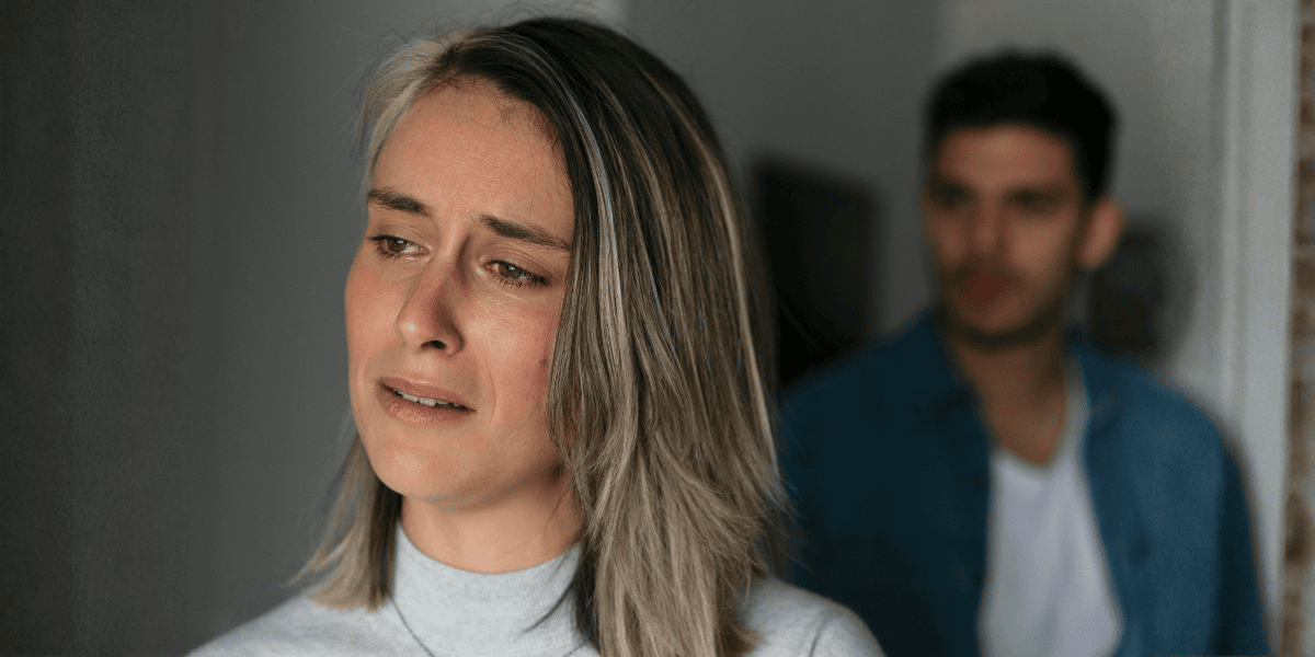 Mulher sofrendo assédio sexual no trabalho - Qualitá Mais