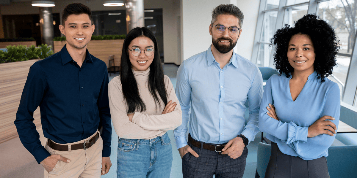 Equipe de líderes e gestores em ambiente corporativo - Qualitá Mais