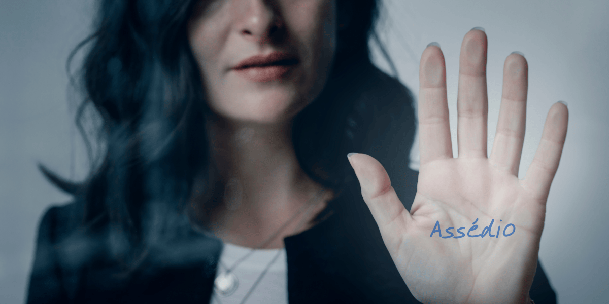 #16 – Assédio no trabalho quando o silêncio gera prejuízos para as organizações Mulher com a palma da mão mostrando a palavra assédio no trabalho - Qualitá Mais