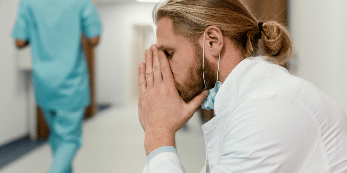 médico com sinais de esgotamento mental - sst na área da saúde