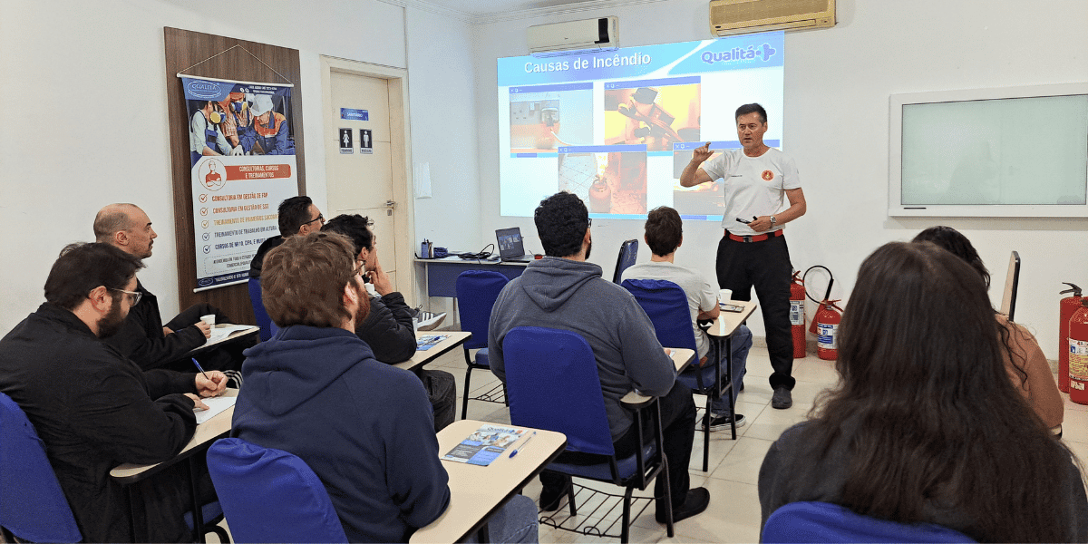 Técnico da Qualitá Mais ministrando treinamento para alunos - Acervo Qualitá Mais