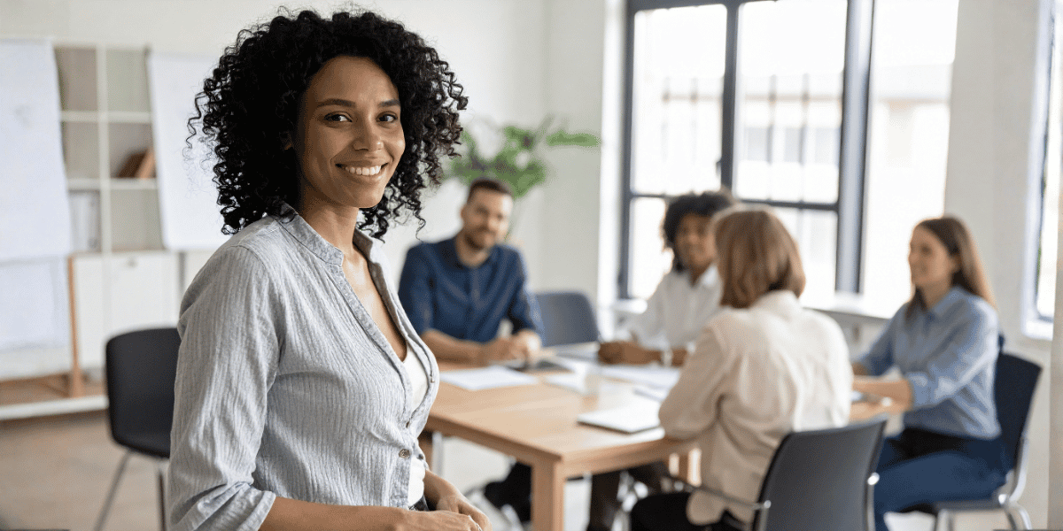Imagem com profissional simulando treinamento de equipe - banco de imagens